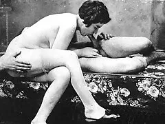 Vendimia tätowierte Schwarzhaarige spielt mit ihren videos caseros de gays kleinen Head