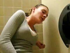 Caliente cachonda mujer embarazada se calienta sexo gays casero con aceite en el fuego