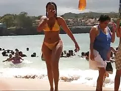 La chica se asomó a su hombre emocionado. gay casero porn