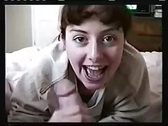 Perra sucia convierte ver videos gay caseros a su novio en un bebé.