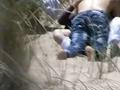 Primero, la chica de Hunter la buscó a tientas, y luego el acosador trios gay casero la atrapó en el estacionamiento.
